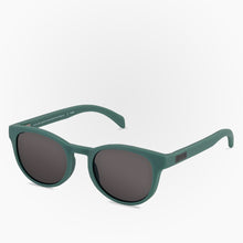 Load image into Gallery viewer, Side view of the Sunglasses Puelo Karun color Green made with ECONYL® regenerated nylon
