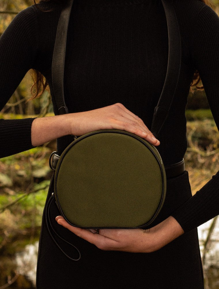 Woman carrying The Gallery Messenger bag aoife® color Military green made with ECONYL® regenerated nylon