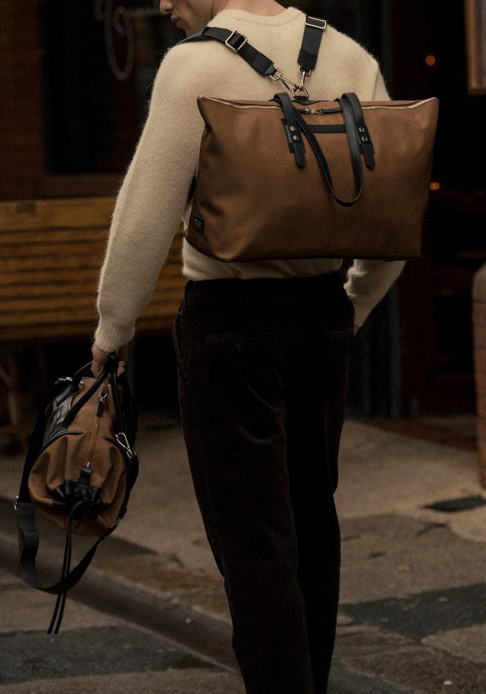 Detail of a man carrying The Gallery Tote To Backpack aoife® color Brown made with ECONYL® regenerated nylon