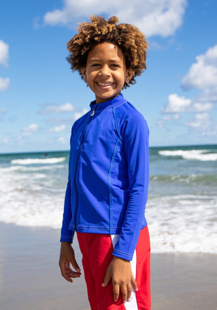 Boy wearing the NoNetz NoRash Guard for Kids color Blue made with ECONYL® regenerated nylon