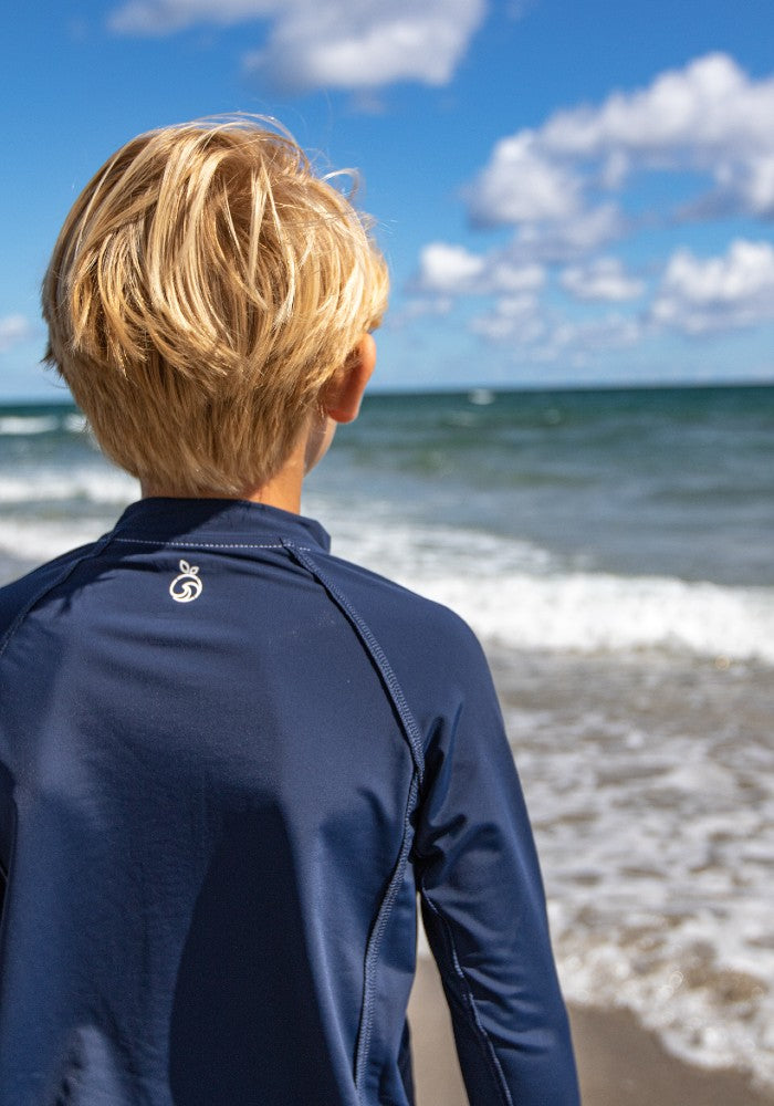 Detail of the NoNetz NoRash Guard for Kids color Navy made with ECONYL® regenerated nylon 