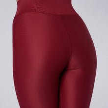 Load image into Gallery viewer, Detail of the Cora Leggings Wine by Outfyt color Red made with ECONYL® regenerated nylon
