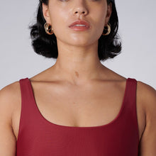 Load image into Gallery viewer, Detail of the Mera Sports Bra Wine by Outfyt color Red made with ECONYL® regenerated nylon
